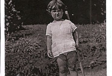 Niña con un mazo de croquet en Somió (Gijón, 1924)