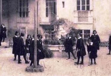 Jugando al croquet en el recreo (Valencia, 1930)