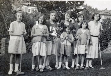 Niñas jugando al croquet (Llodio, 1922)